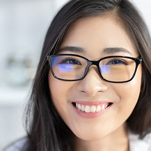 メガネの似合う女性