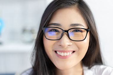 メガネの似合う女性