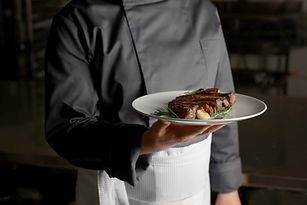 Chef sosteniendo plato