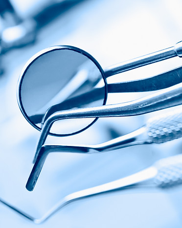 Instrumentos odontológicos em close-up