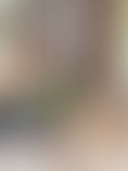 mujer en cafeteria de madrid tomando un cafe