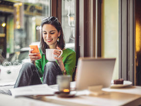 mujer en cafeteria de madrid tomando un cafe