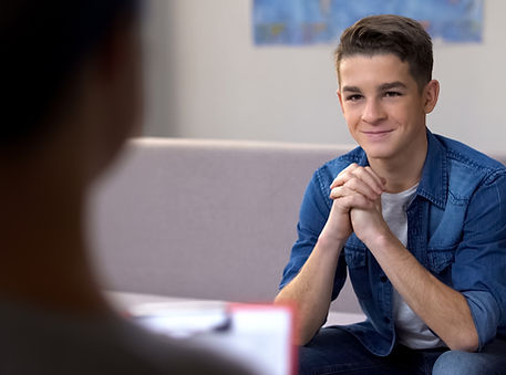 Entrevista com adolescente sorridente