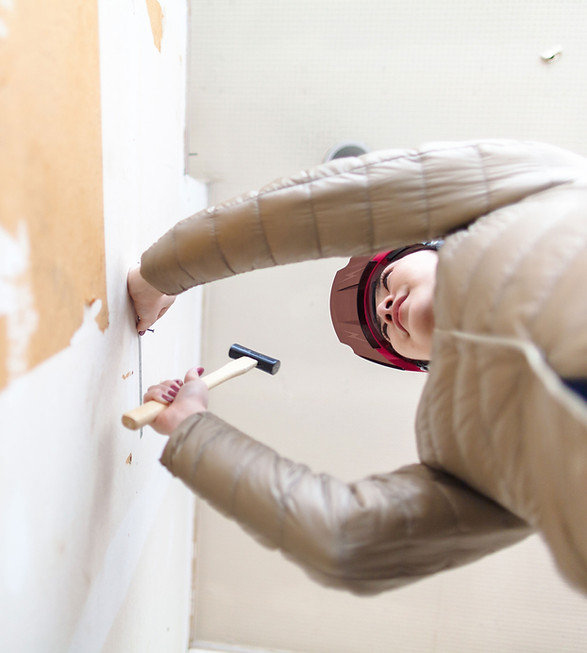 ECLIPSE 内装現場で働く女性スタッフ。一緒に未来の空間を創る仲間を募集しています。施工アルバイト