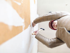 Colgando un clavo en la pared