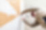 Accrocher un clou au mur