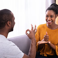 Menschen unterschreiben gemeinsam