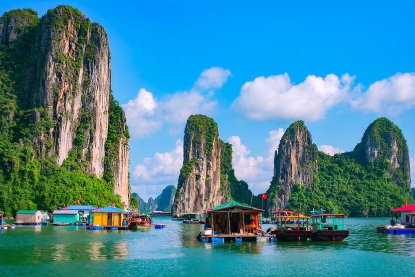 Drijvend dorp in Ha Long Bay, Vietnam