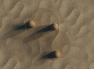 Abstrakte Kugeln auf Sand