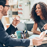 Colegas de negócios jovens