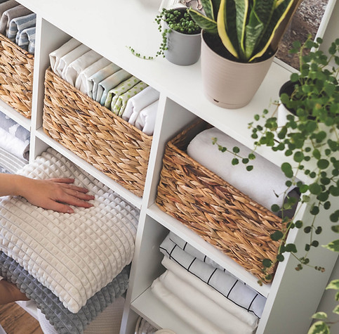 Étagères de rangement organisées