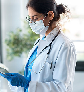 Arzt trägt eine Maske