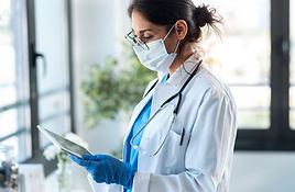 Médico usando uma máscara