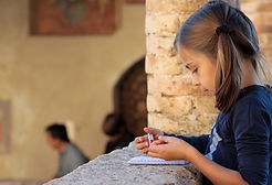 Chica escribiendo en el cuaderno
