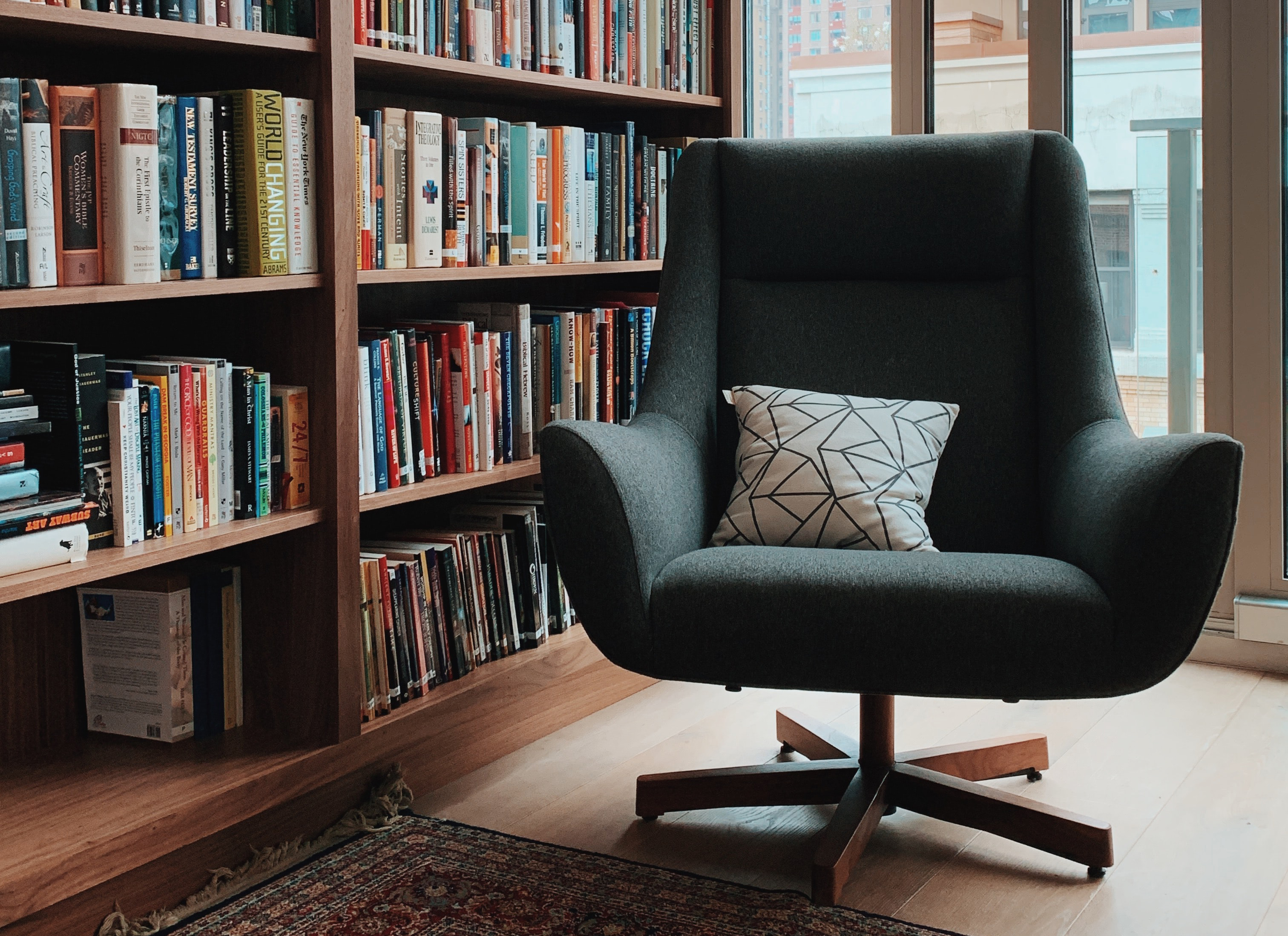 Fauteuil de consultation dans un cabinet de thérapie de couple