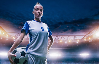 Jogador de futebol feminino jovem