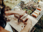 Femme qui découpe ses pains de savon artisanal