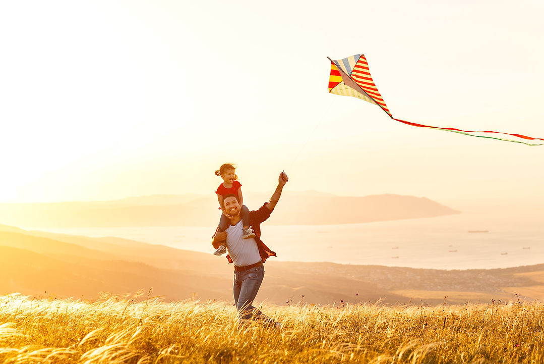 Fliegender Drachen bei Sonnenuntergang