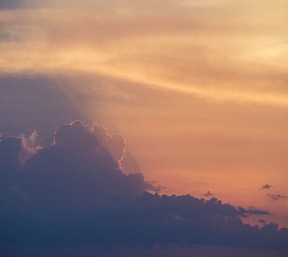 nubes y puesta de sol