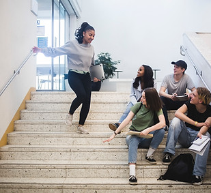 Estudiantes en escalera
