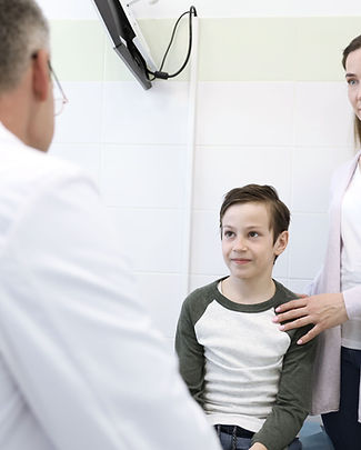 Arzt mit Familie des Patienten