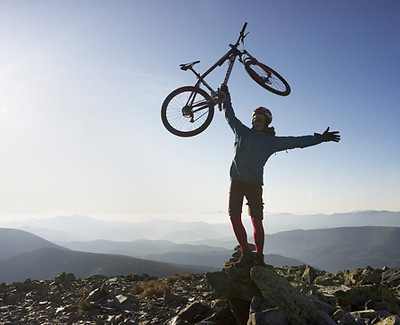 Biker auf Berggipfel