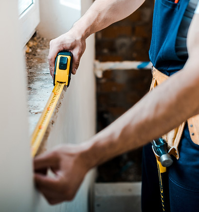 Bricoleur avec ruban à mesurer