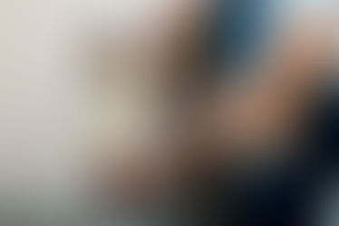 Ein selbständiger Unternehmer ist mit einem Messband etwas am Messen. Könnte ein Kunde=Debitor sein.