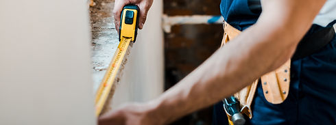 Handwerker mit Maßband