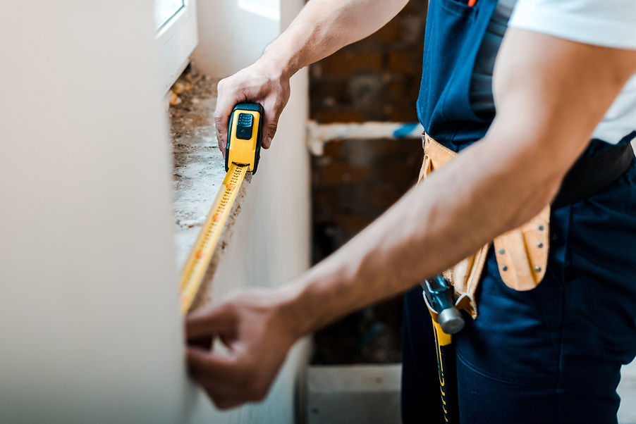 Bricoleur avec ruban à mesurer