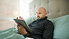 Hombre leyendo tableta