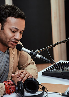 Bir kayıt stüdyosunda genç bir adam