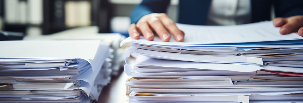 Papiers de bureau empilés