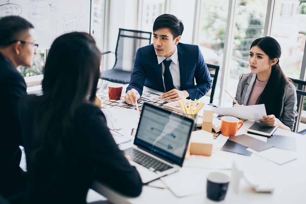 Grupo de empresários asiáticos discutindo