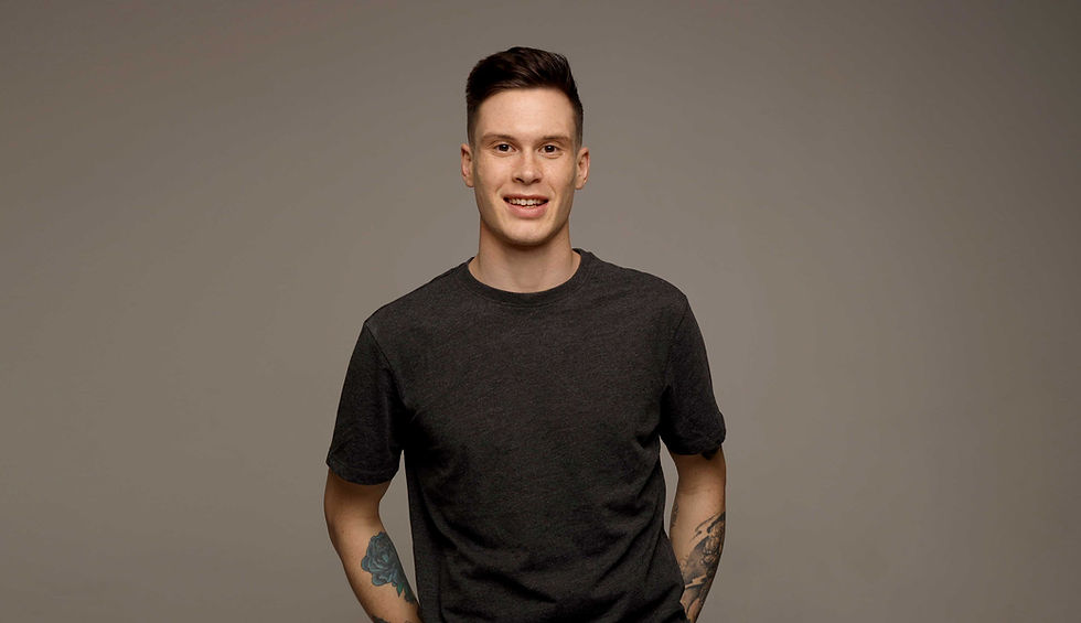 Asesoría de Dekel Seguros para contratar seguro de auto con asistencia vial. de un hombre joven