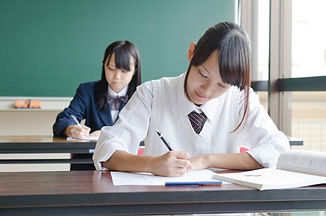授業中の女子高生