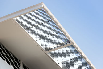 Auvent en acier sur maison moderne