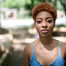 Portrait de femme en extérieur