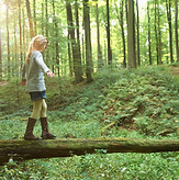 Jouer dans la forêt