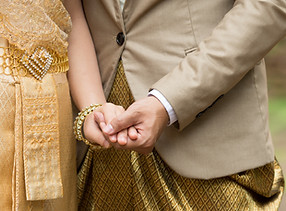 Novios en traje de tradición tailandesa