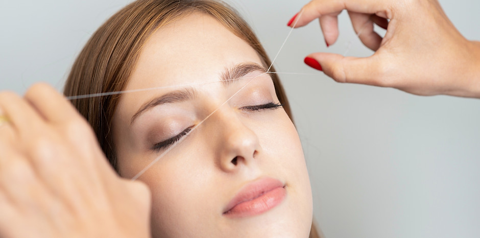 Processus d'épilation des sourcils au fil