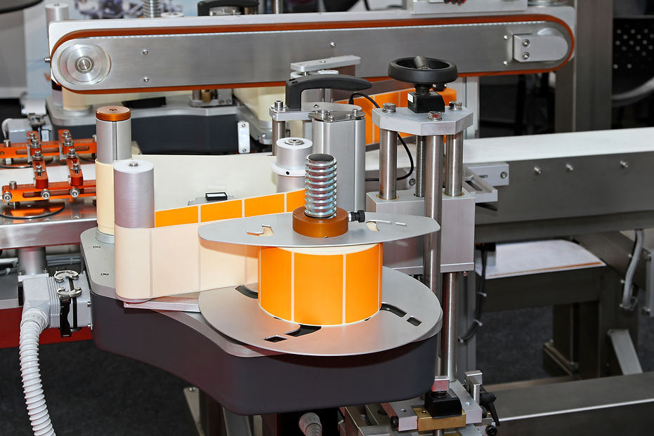Automated labeling machine equipment with conveyor belt