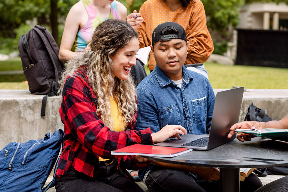 Estudiantes colaborando al aire libre