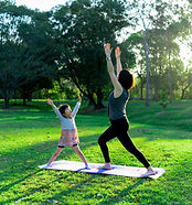 Praticar ioga com a mãe