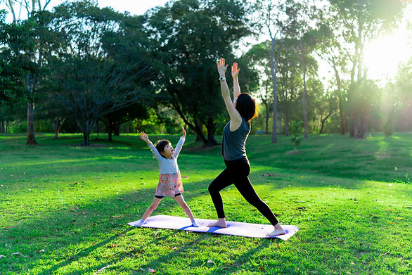 Practicando yoga con mamá