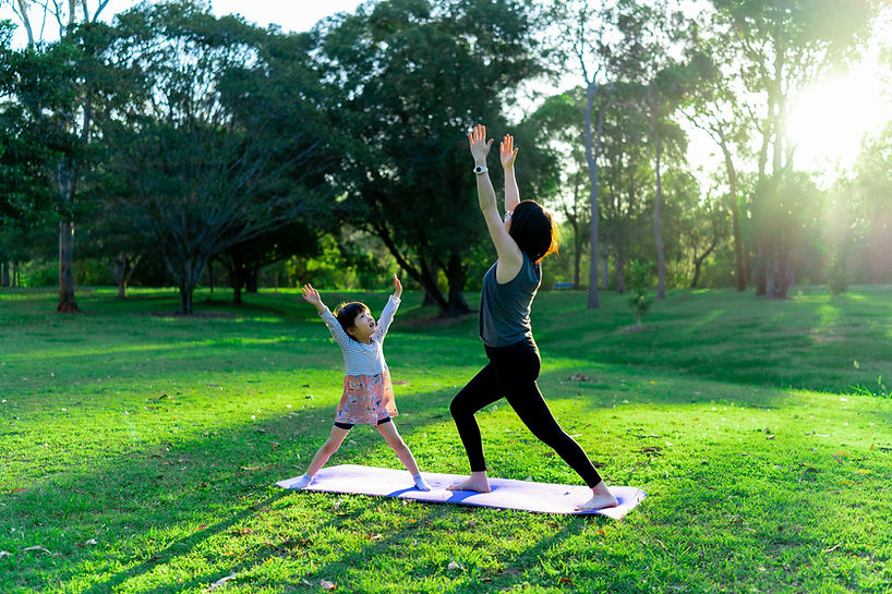 Practicando yoga con mamá