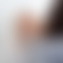 Donna che applica il primer viso prima del trucco