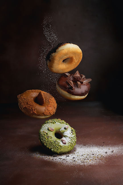 Schwimmende, dekorierte Donuts