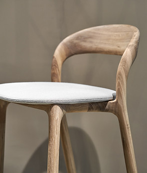 Chair with flat pillow