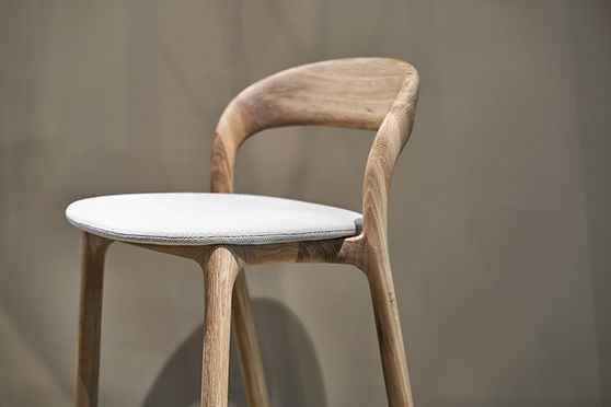 Chair with flat pillow